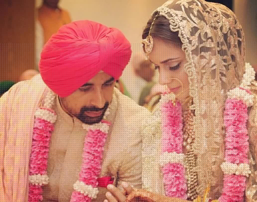 বলিউড এবং হিন্দি টেলিভিশনের তারকা রণবিজয় সিংহ বিয়ে করেছিলেন মোম্বাসায়। দুবাইতে হয়েছিল তাঁদের এনগেজমেন্ট। ২০১৪-তে লন্ডন নিবাসী প্রিয়ঙ্কা ভোরার সঙ্গে বিয়ে করেছিলেন রণবিজয়। লন্ডনেই হয়েছিল রিসেপশন পার্টি।