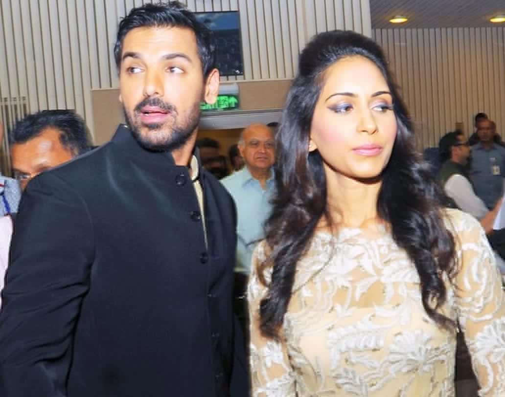 বলিউডের হ্যান্ডসাম হাঙ্ক জন আব্রাহামও বিয়ে করেছিলেন চুপিসারে। ইনভেস্টমেন্ট ব্যাঙ্কার প্রিয়া রাঞ্চলের সঙ্গে ২০১৪-তে বিয়ে করেছিলেন জন। খুব ছোট অনুষ্ঠানেই হয়েছিল বিয়ে। এই বিয়ে নিয়েও কারও কাছে কোনও খবর ছিল না।