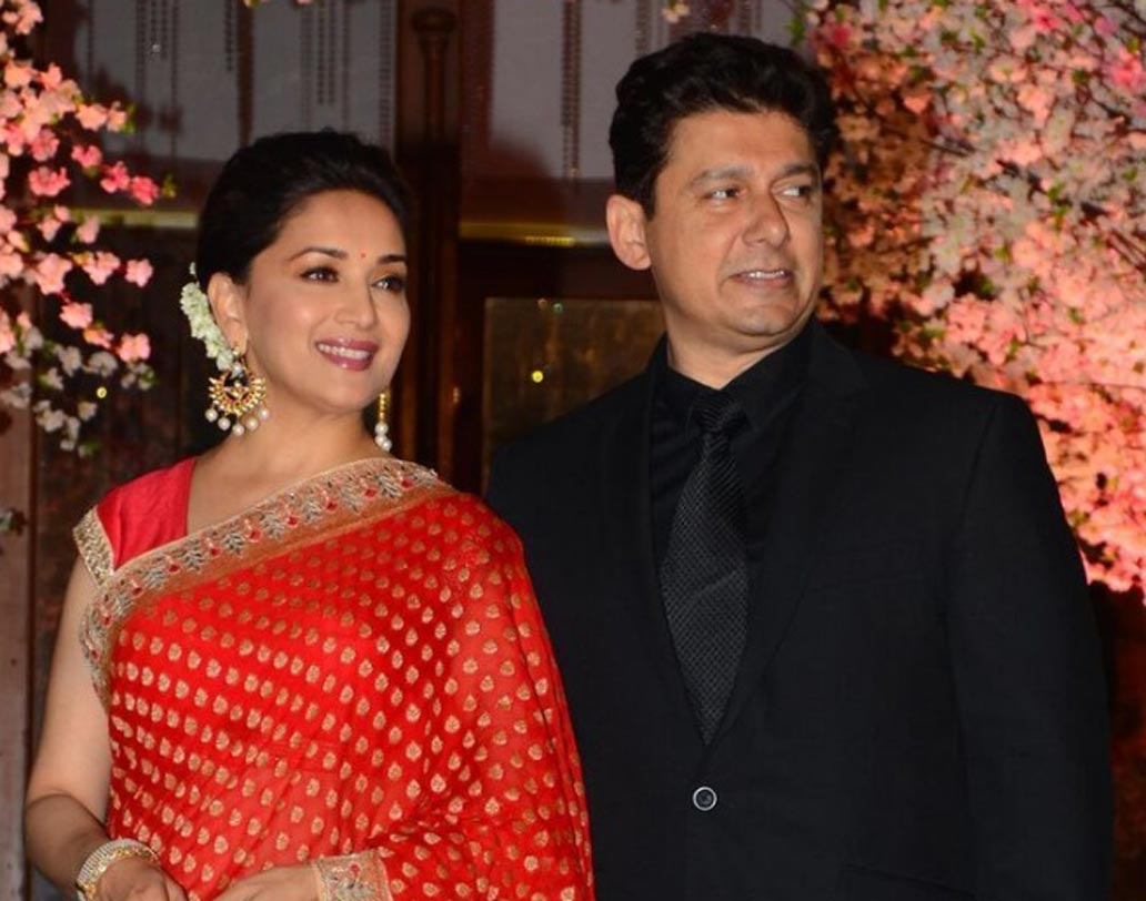 বলিউডের ‘ধক ধক’ গার্ল মাধুরী দিক্ষীত বিয়ে করেছিলেন মার্কিন যুক্তরাষ্ট্র নিবাসী চিকিত্স শ্রীরাম নেনের সঙ্গে। আমেরিকাতেই বিয়ে করেছিলেন মাধুরী। বলিউডের হাতেগোনা কয়েক জন সেলিব্রিটি গিয়েছিলেন সেই বিয়েতে।