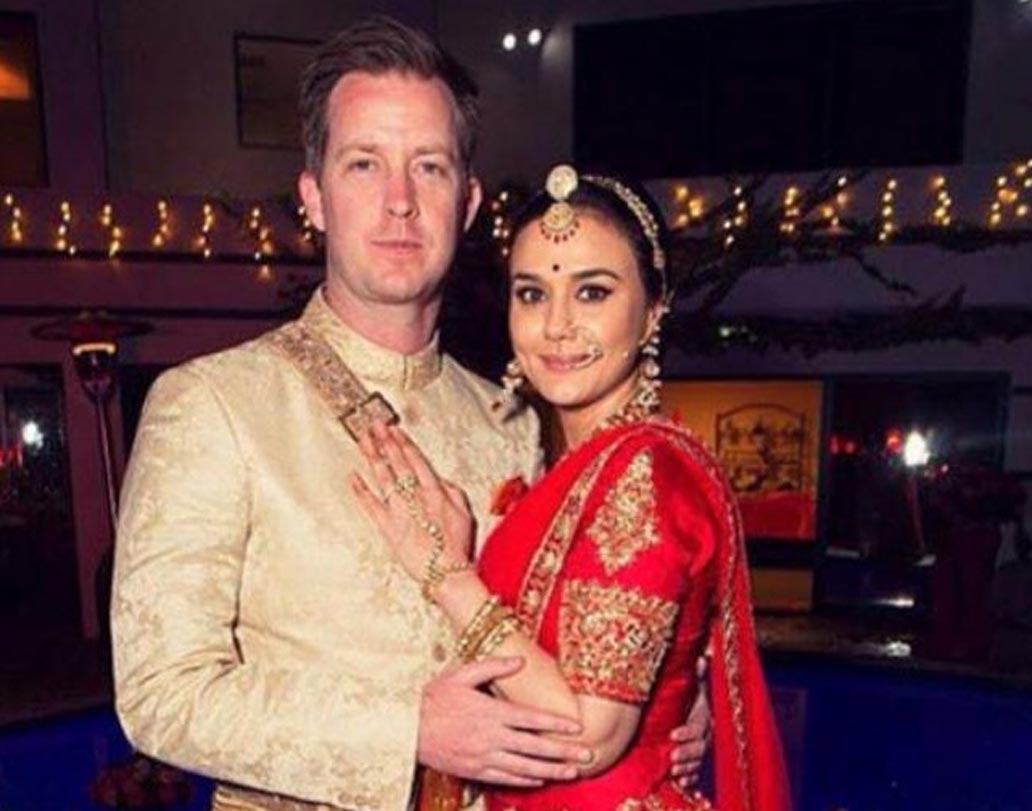 গত বছর লস অ্যাঞ্জেলসের ব্যবসায়ী পাত্র জেনে গুডএনাফের সঙ্গে বিয়ে করেছিলেন প্রীতি জিন্টা। এই বিয়েও হয়েছিল একেবারেই চুপিসারে। শাহরুখ খান, সলমান খান, যুবরাজ সিংহের মতো কয়েকজন সেলেব হাজির ছিলেন প্রীতির বিয়েতে।