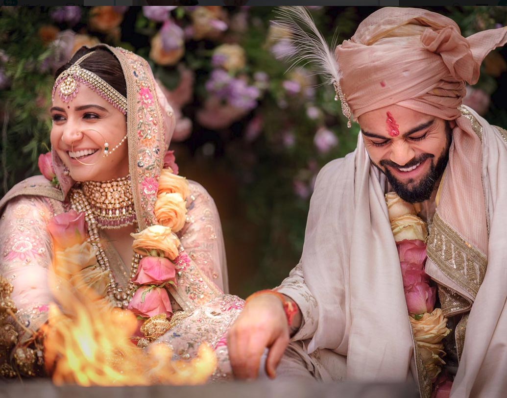 রোম থেকে ৩০০ কিলোমিটার দূরে তাস্কানির বর্গ ফিনোচ্চিয়েতো অঞ্চলে হল এই হাই প্রোফাইল বিয়ের অনুষ্ঠান। ওই অঞ্চলে তিন দিনের জন্য চারটি বিলাসবহুল ভিলা বুক করেছিলেন বিরাট-অনুষ্কা।