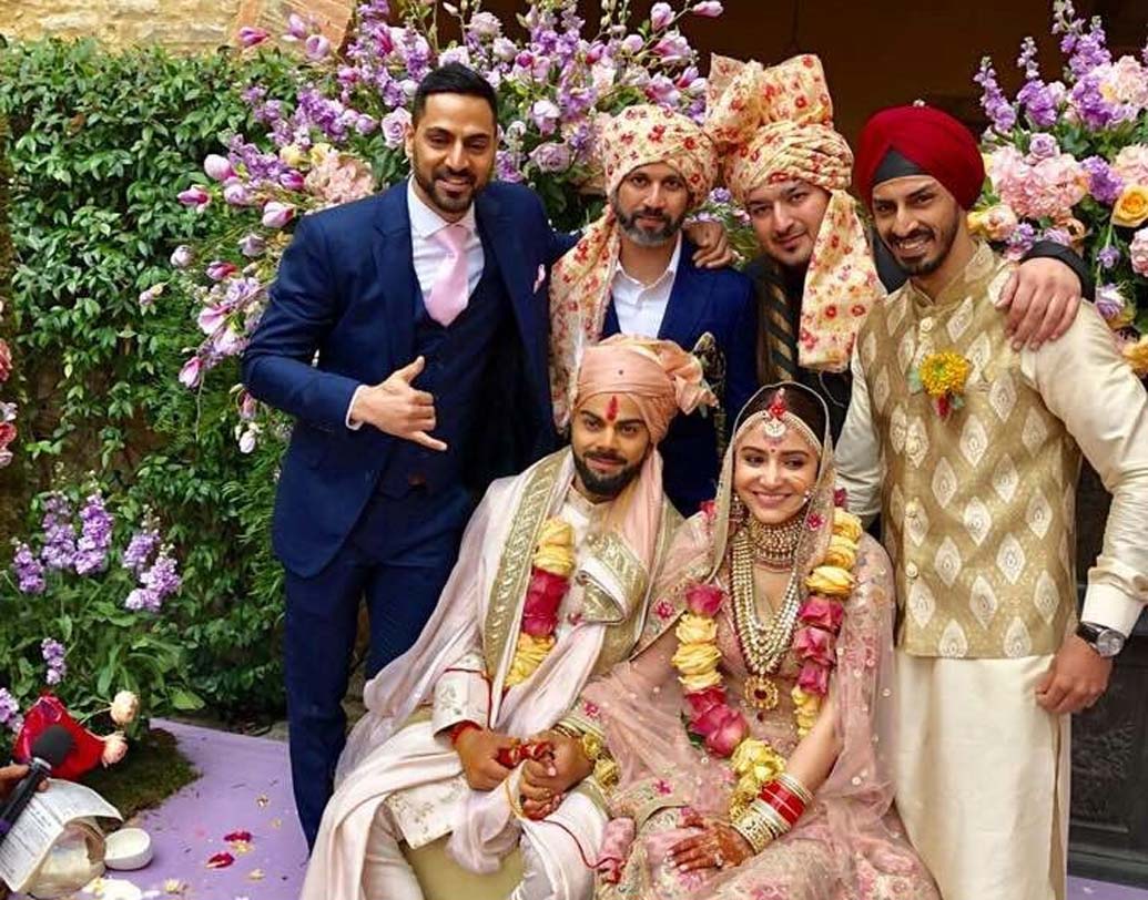 শেষ হল সিঁদুর দান। নবদম্পতির সঙ্গে হুল্লোড়ে মাতলেন ঘনিষ্ঠ বন্ধুরা।