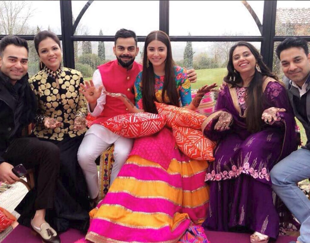 পরিবার এবং বন্ধুদের সঙ্গে মেহেন্দির অনুষ্ঠানে বিরাট কোহলি এবং অনুষ্কা শর্মা।