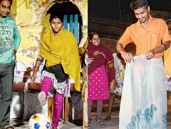 বদল: টালিগঞ্জের প্রতিযোগিতায় ফুটবলে কিক্‌ মহিলাদের। (ডান দিকে) এক যুবককে শাড়ি পরায় উৎসাহ বাকিদের। ছবি: দেবস্মিতা ভট্টাচার্য