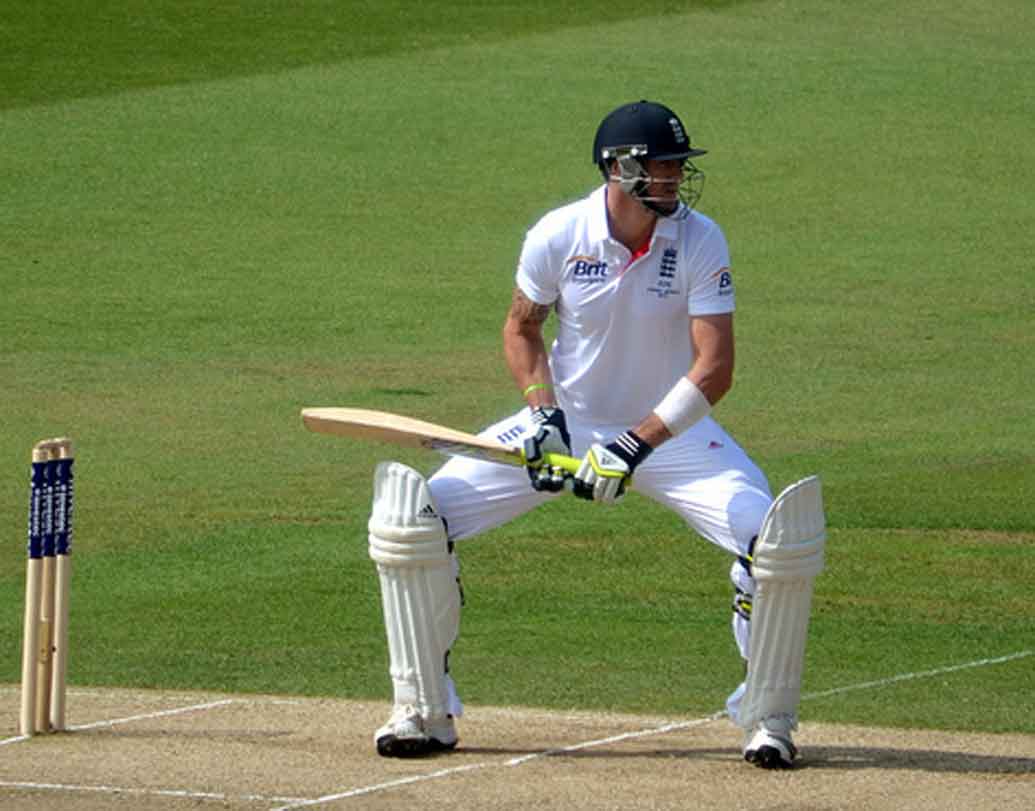 কেভিন পিটারসেন: ইংল্যান্ডের এই তারকা ডানহাতির স্টান্সও ছিল অদ্ভুত। পিটারসেনের দুই পায়ের মধ্যে অনেকটা ফাঁক থাকত, ব্যাকলিফ্টও থাকত অনেকটাই।