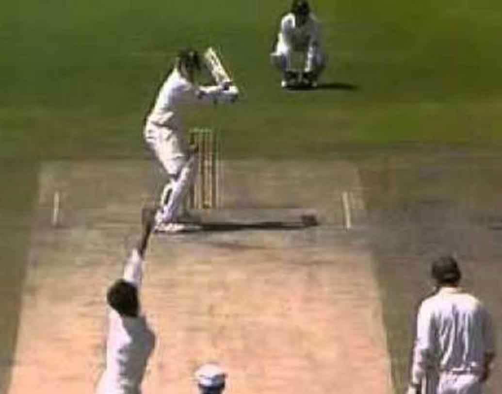 ল্যান্স ক্লুজনার: সীমিত ওভারের ক্রিকেটের অন্যতম সেরা ফিনিশার দক্ষিণ আফ্রিকার এই অল রাউন্ডার ব্যাট ধরতেন বেসবলের স্টিক ধরার কায়দায়।