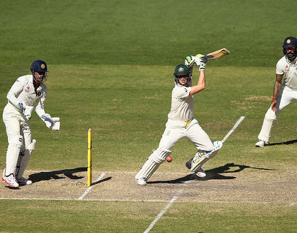 স্টিভ স্মিথ: দুই পায়ের মধ্যে বিশাল ফাঁক, হাই ব্যাকলিফ্ট এবং শটের সময় সাফল করা— অজি অধিনায়কের স্টান্স বেশ অদ্ভুত।