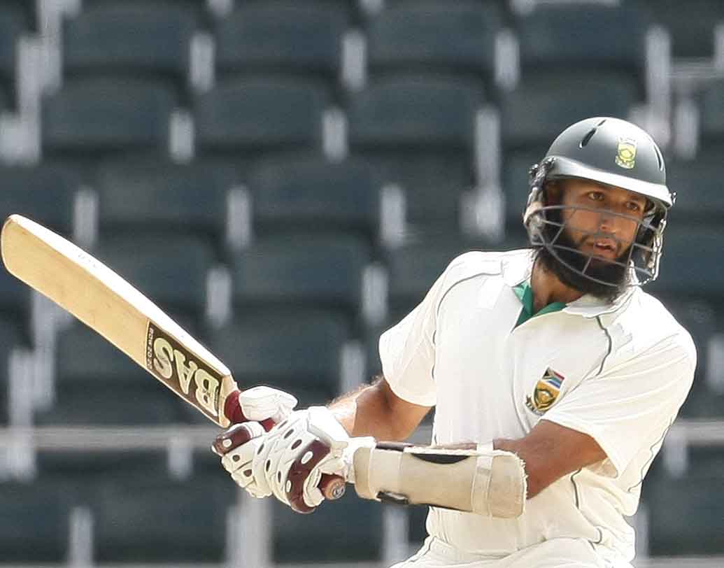 হাশিম আমলা: দক্ষিণ আফ্রিকার এই রান মেশিনেরও স্টান্স বেশ অদ্ভুত। হাই ব্যাকলিফ্ট তো বটেই, ব্যাট করার সময় আমলার ব্যাট ধরা থাকে গালির দিকে মুখ করে।