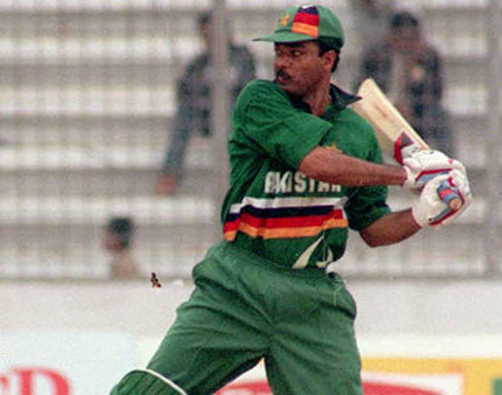 ইজাজ আহমদ: অদ্ভুত ব্যাটিং স্টান্সের জন্য পাকিস্তানের এই তারকা ব্যাটসম্যানকে ‘দ্য অ্যাক্স ম্যান’ বলা হত। দুই পায়ের মাঝে কুড়ুলের মতো ব্যাট ঠুকতেন তিনি।