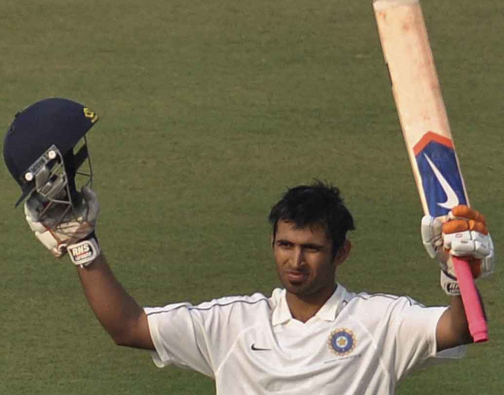 অভিষেক নায়ার: এত অদ্ভুত ব্যাটিং স্টান্স বোধহয় বিশ্বে আর কোনও ক্রিকেটারের নেই। দু’পায়ের ফাঁকে ব্যাট নিয়ে কুঁজো হয়ে এক অদ্ভুত স্টান্স এই মুম্বই অলরাউন্ডারের।