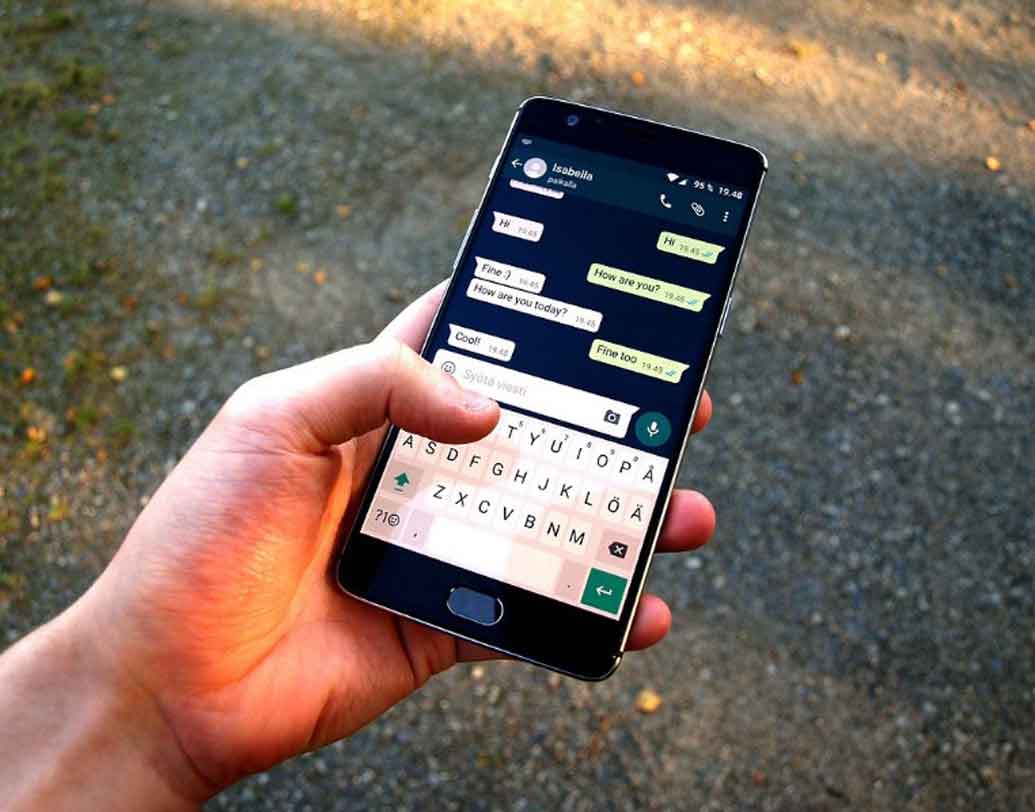 হোয়াটস্অ্যাপ বিটা ভার্সন ২.১৭.৪৩৭.-এ রয়েছে ‘শেক টু রিপোর্ট’ ফিচার্সটি। এ ক্ষেত্রে ডিভাইস শেকিং করলেই ‘কনটাক্ট আস সেকশন’টি খুলে যাবে। সেখানেই যে কোনওরকম সমস্যার কথা জানা যাবে।