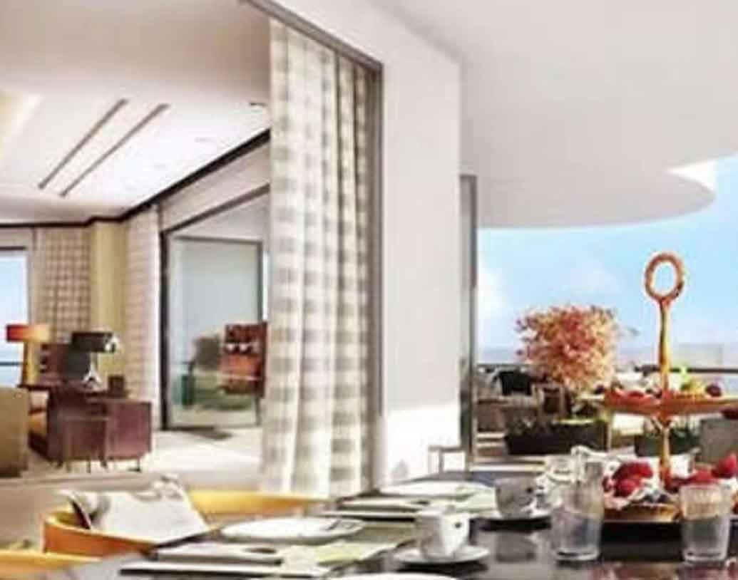 ফ্ল্যাটের বারান্দায় এসে দাঁড়ালে আরব সাগরের সৌন্দর্য চোখে পড়বে।