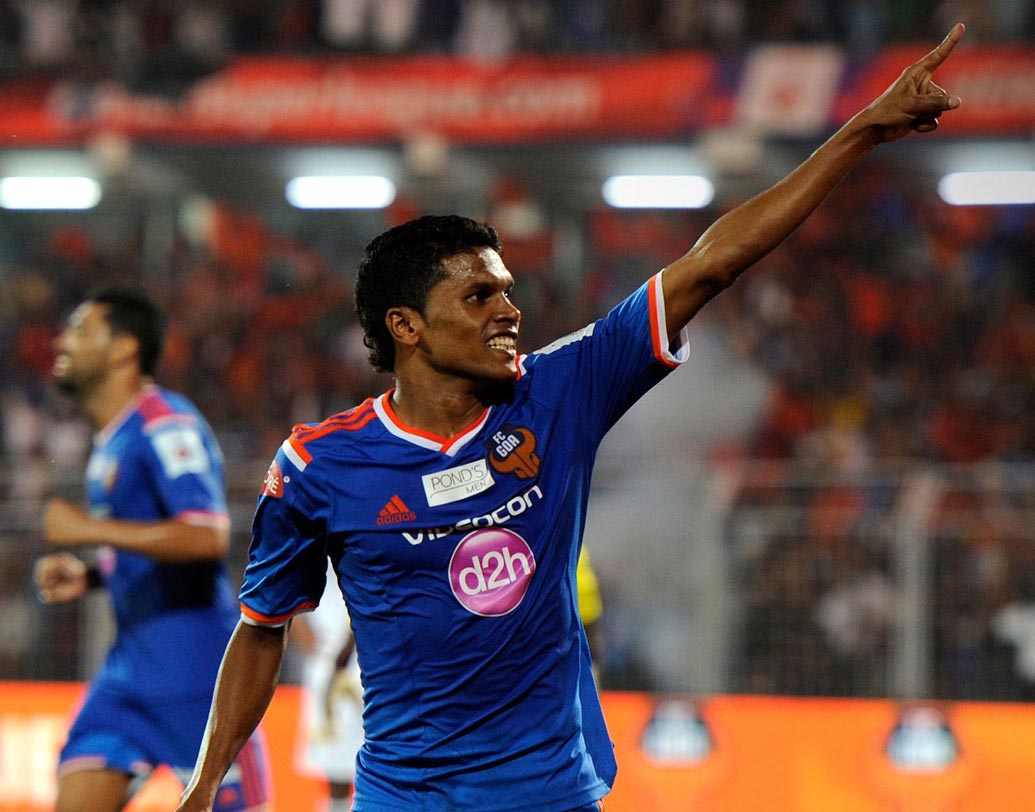 রোমিও ফার্নান্ডেজ: টুর্নামেন্টের শততম গোলটি দেখার জন্য বেশি দিন অপেক্ষা করতে হয়নি ফুটবল সমর্থকদের। প্রথম মরসুমেই নর্থইস্ট ইউনাইটেডের বিরুদ্ধে লিগের শততম গোলটি করেন এফসি গোয়ার রোমিও ফার্নান্ডেজ। ম্যাচটি গোয়া জিতেছিল ৩-০ গোলে।