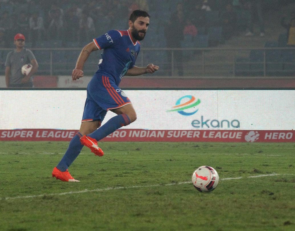 হোফ্রে গঞ্জালেস: ২০১৫ আইএসএলেই আসে লিগের ৩০০তম গোলটি। এফসি গোয়ার জার্সি গায়ে দিল্লি ডায়নামোজের বিরুদ্ধে গোলটি করেছিলেন হোফ্রে। ম্যাচটি গোয়া জিতেছিল ৩-২ গোলে।