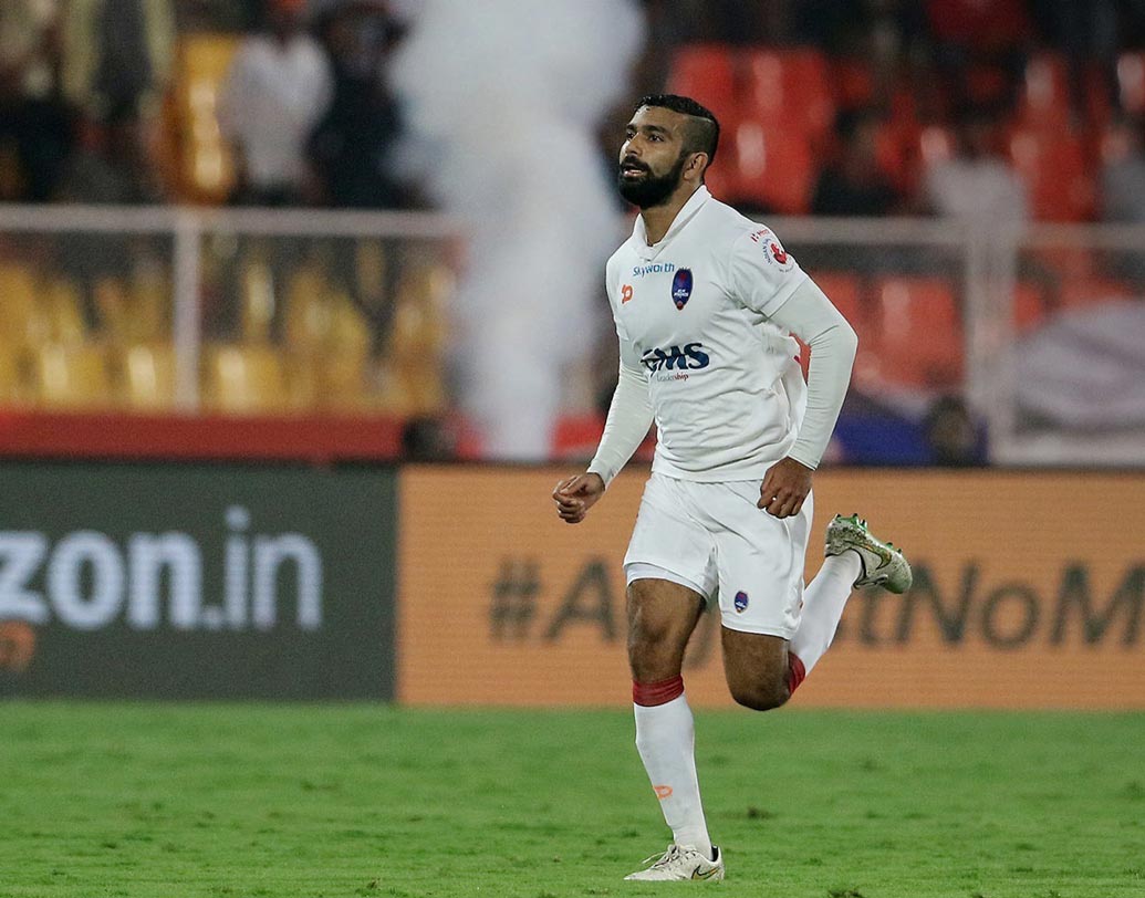 কেন লুইস: ২০১৬ সালে কেন লুইসের পা থেকে আসে আইএসএল ইতিহাসের ৪০০তম গোলটি। দিল্লি ডায়নামোজের হয়ে এফসি পুণে সিটির বিরুদ্ধে গোলটি করেছিলেন কেন। যদিও ম্যাচটি দিল্লি হেরেছিল ৪-৩ গোলে।