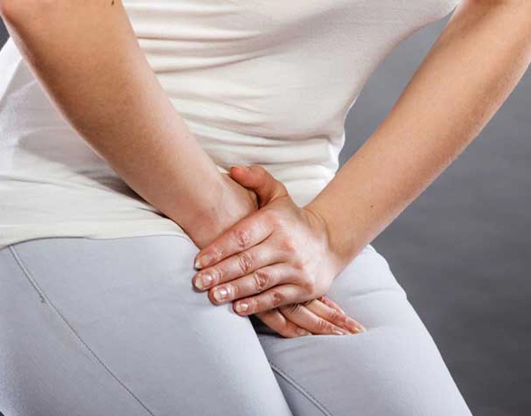 বিকিনি ওয়াক্স বা শেভিং থেকে জেনিটাল ওয়ার্টসের সমস্যা হতে পারে। শেভিংয়ের পর যদি যৌনাঙ্গে সাদা সাদা দাগ বা ছোট মাংসপিণ্ড দেখা দেয় তা হলে সাবধান হন। জেনিটাল ওয়ার্টস খুবই যন্ত্রণাদায়ক হতে পারে।