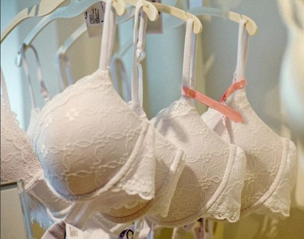 অন্তর্বাস কেনার সময় আরাম ও সুস্থতার দিকে খেয়াল রাখুন। ফ্যান্সি ফ্যাব্রিক না কিনে কটন ফ্যাব্রিক কিনুন।