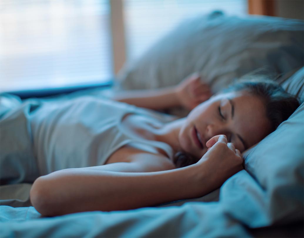 ঘুমনোর সময় অন্তর্বাস পরে ঘুমোবেন না। এতে শরীরে রক্ত চলাচল করতে পারে না।