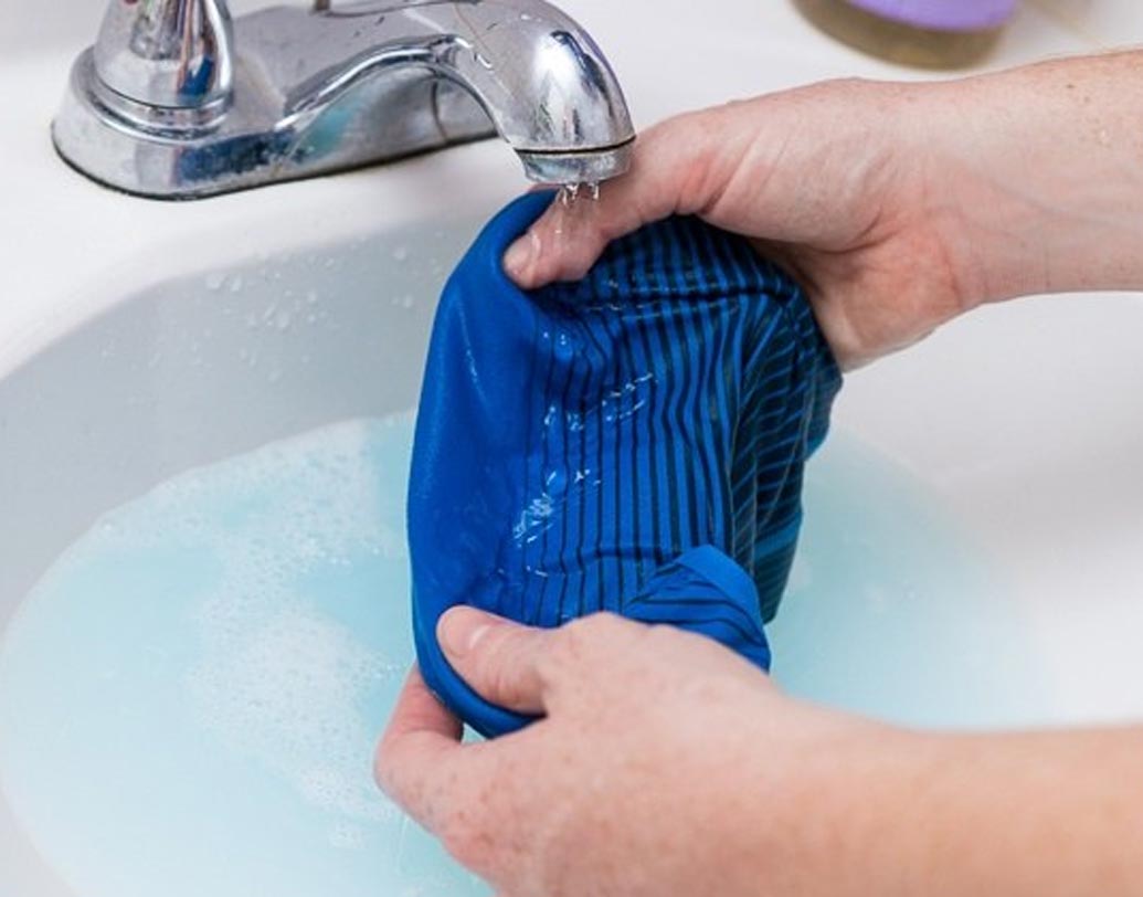 অন্তর্বাস সব সময় হাতে কাচুন। ওয়াশিং মেশিন বা ড্রায়ারে পরিষ্কার করবেন না।