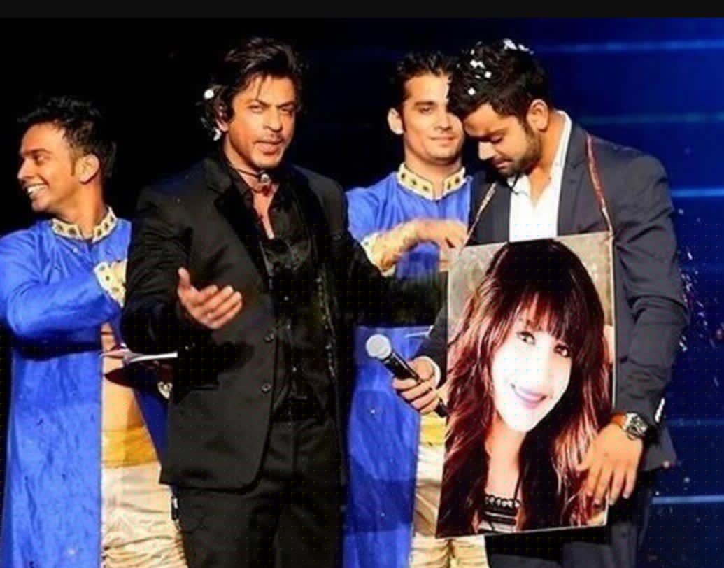 কয়েক বছর আগে ইন্ডিয়ান প্রিমিয়ার লিগের ওপেনিং সেরিমনিতে শাহরুখ খান বিরাটের হাতে তুলে দিয়েছিলেন অনুষ্কার একটি ছবি। সেই মুহূর্তে বিরাটের ‘ব্লাশিং’ ফের প্রমাণ করেছিল কতটা গভীর হয়েছে তাঁদের সম্পর্ক।