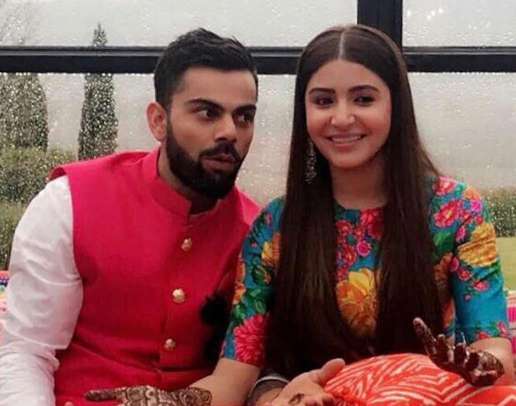 সম্পর্ক শুরু হওয়ার পর বিরাটের খারাপ খেলার জন্য অনুষ্কাকে দায়ী করেছিলেন সমালোচকেরা। ২০১৫-র আইসিসি ওয়ার্ল্ডকাপের সেমিফাইনালেঅস্ট্রেলিয়ার বিরুদ্ধে ভারতের হার এবং ২০১৬-র আইসিসি ওয়ার্ল্ড টি টোয়েন্টিতে ওয়েস্ট ইন্ডিজের বিরুদ্ধে ভারতের হারের জন্য সোশ্যাল মিডিয়ায় আক্রমণের মুখে পড়েছিলেন অনুষ্কা শর্মা।