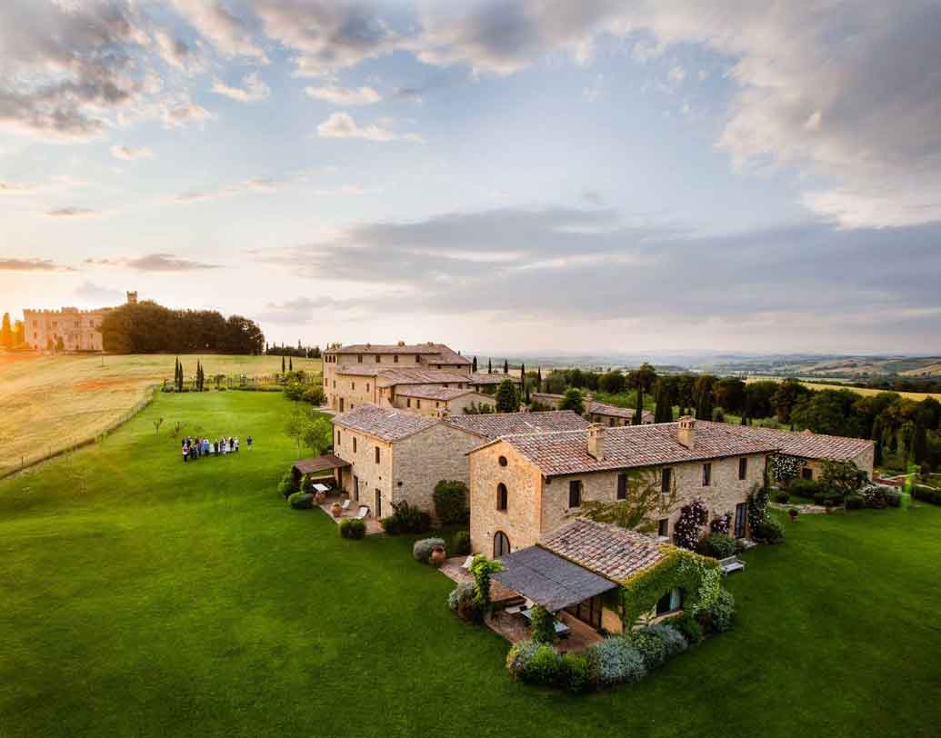 মধ্য তাস্কানির সেইনা প্রদেশে রয়েছে এই বিলাসবহুল ওয়েডিং ডেস্টিনেশন বর্গ ফিনোচ্চিয়েতো। সেইনা শহর থেকে ৩০ কিলোমিটার দূরে পাহাড়ের কোলে অবস্থিত বর্গ ফিনোচ্চিয়েতো। চার চাকায় চেপে গেলে ফ্লোরেন্স থেকে এখানে পৌঁছতে সময় লাগবে ১ ঘণ্টার কাছাকাছি।