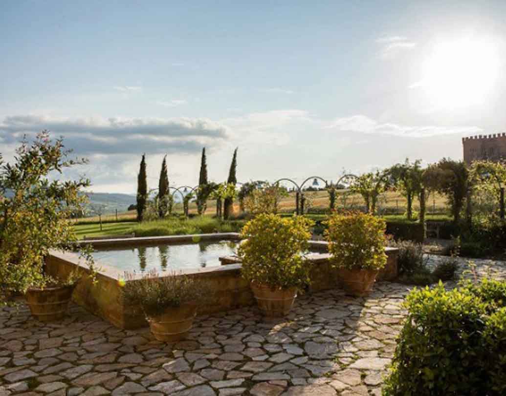 এই ভিলায় এক সপ্তাহ থাকার ভাড়া ১ কোটি টাকা। একএকটি ঘরের ভাড়া ৬ লক্ষ ৫০ হাজার থেকে শুরু করে ১৪ লক্ষ টাকার মধ্যে।