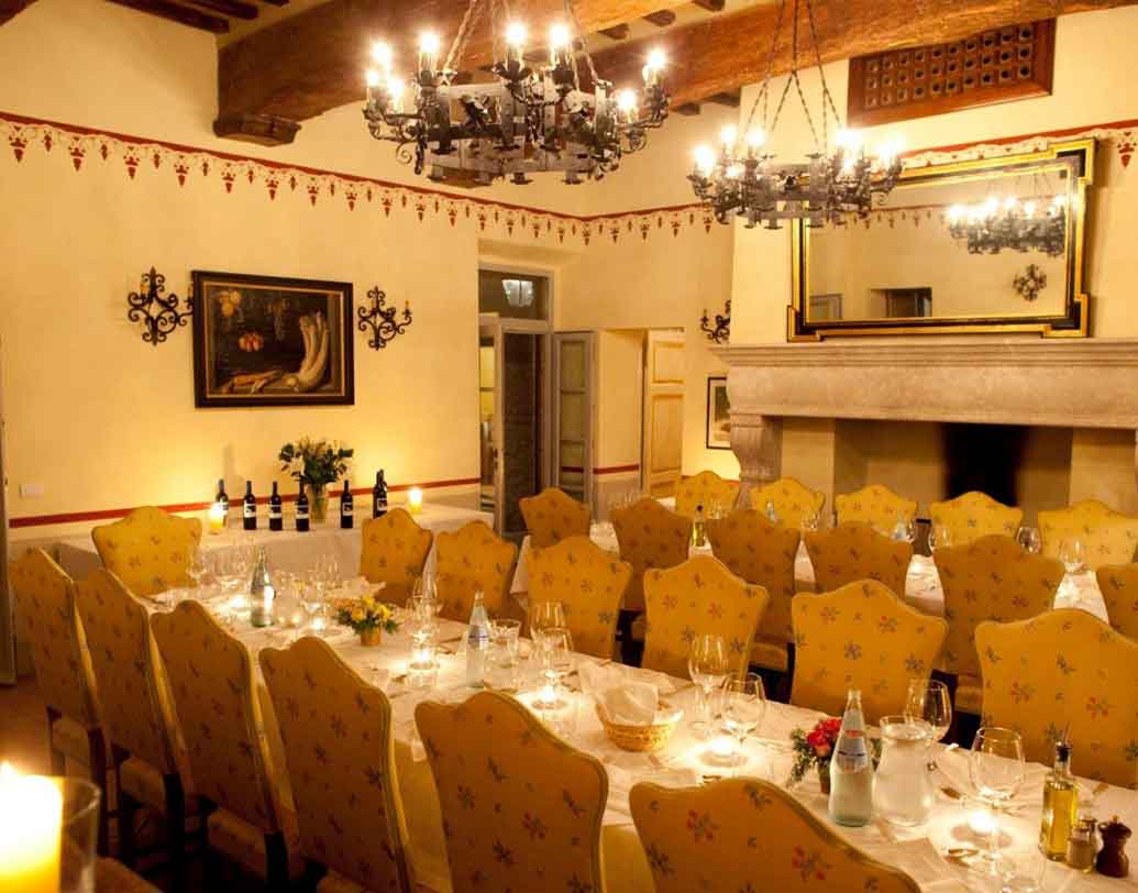 কেন ওয়েডিং ডেস্টিনেশন হিসাবে এত জনপ্রিয় তাস্কানি? এখানে রয়েছে আলাদা ওয়াইন টেস্টিং রুম।