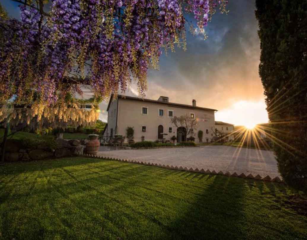 রয়েছে সবুজ মাঠ, পাহাড় এবং ভ্যালি ফেসিং বিলাসবহুল স্যুট।