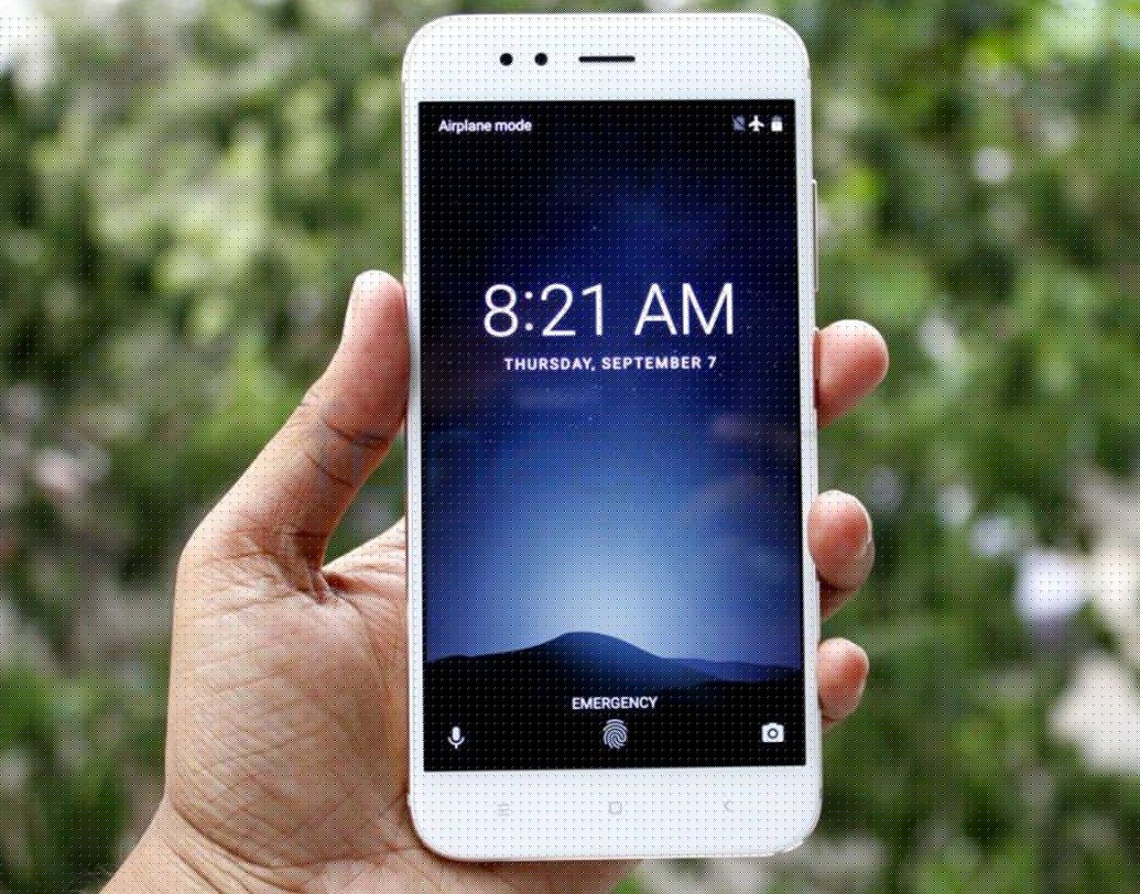 রয়েছে ৫.৫ ইঞ্চি ফুল এইচডি ডিসপ্লে। ইন্টারনাল মেমোরি ৬৪ জিবি। যা ১২৮ জিবি পর্যন্ত বাড়ানো যাবে। রয়েছে ৪ জিবি র্যাামও।