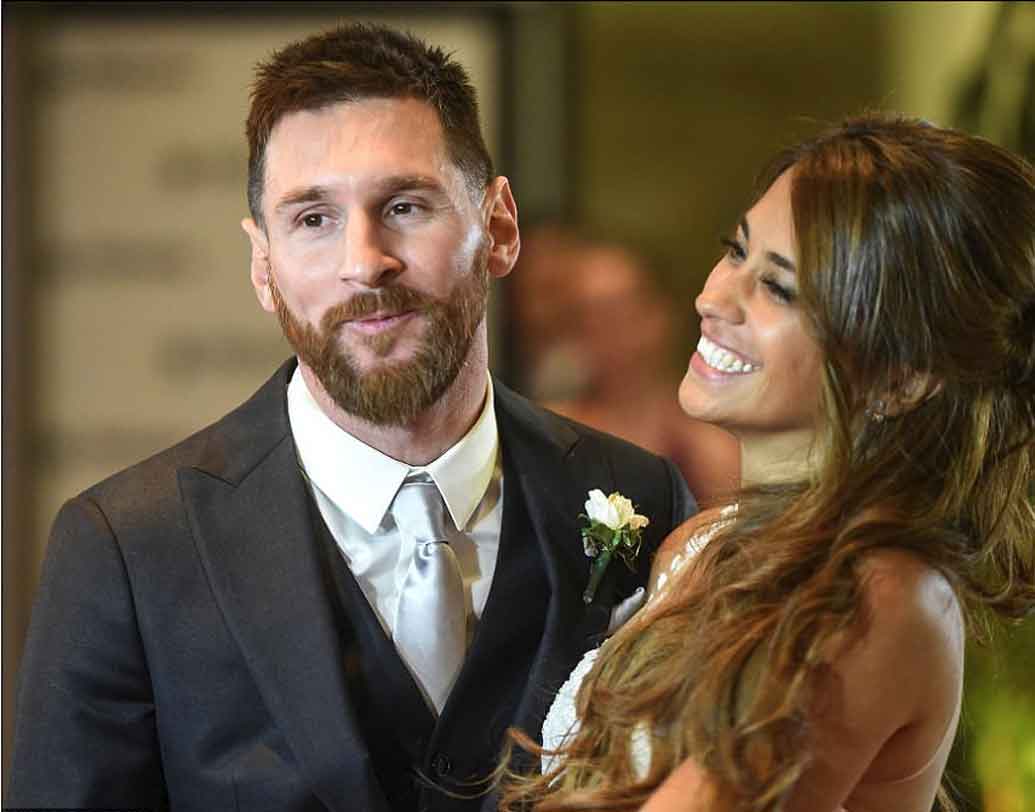 লিওনেল মেসি: বিশ্ব ফুটবলের মহাতারকার বিয়ে নিয়ে উৎসাহের অভাব ছিল না বিশ্বের ক্রীড়াপ্রেমীদের কাছে। এ বছর রোসারিওতে ছোটবেলার বান্ধবী অ্যান্তোনিলা রোকুজোকে বিয়ে করেন লিও। উপস্থিত ছিলেন সুয়ারেজ, পিকে, জাভির মতো তারকারা।