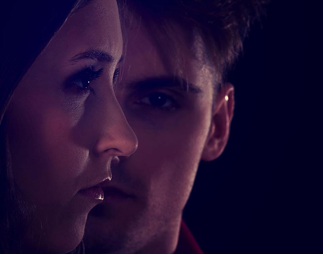 সঙ্গীকে দোষারোপ করতে শুরু করবেন না। অধিকাংশ ক্ষেত্রে এমনটাই করে থাকি আমরা। সঙ্গীকে অযথা সন্দেহ, দোষারোপ করতে শুরু করলে কিন্তু আরও বেশি দুরত্ব বাড়বে। সমস্যা সমাধান হবে না।