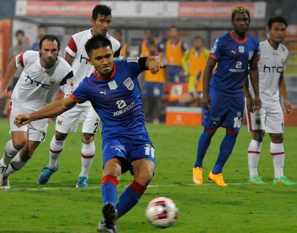 সুনীল ছেত্রী: ২৮ অক্টোবর ২০১৫-এ নভি মুম্বইয়ের ডিওয়াই পটেল স্টেডিয়ামে মুম্বই সিটি এফসি-এর জার্সি গায়ে ২৩ মিনিটে হ্যাটট্রিক সারেন সুনীল। প্রতিপক্ষ ছিল নর্থইস্ট ইউনাইটেড এফসি।