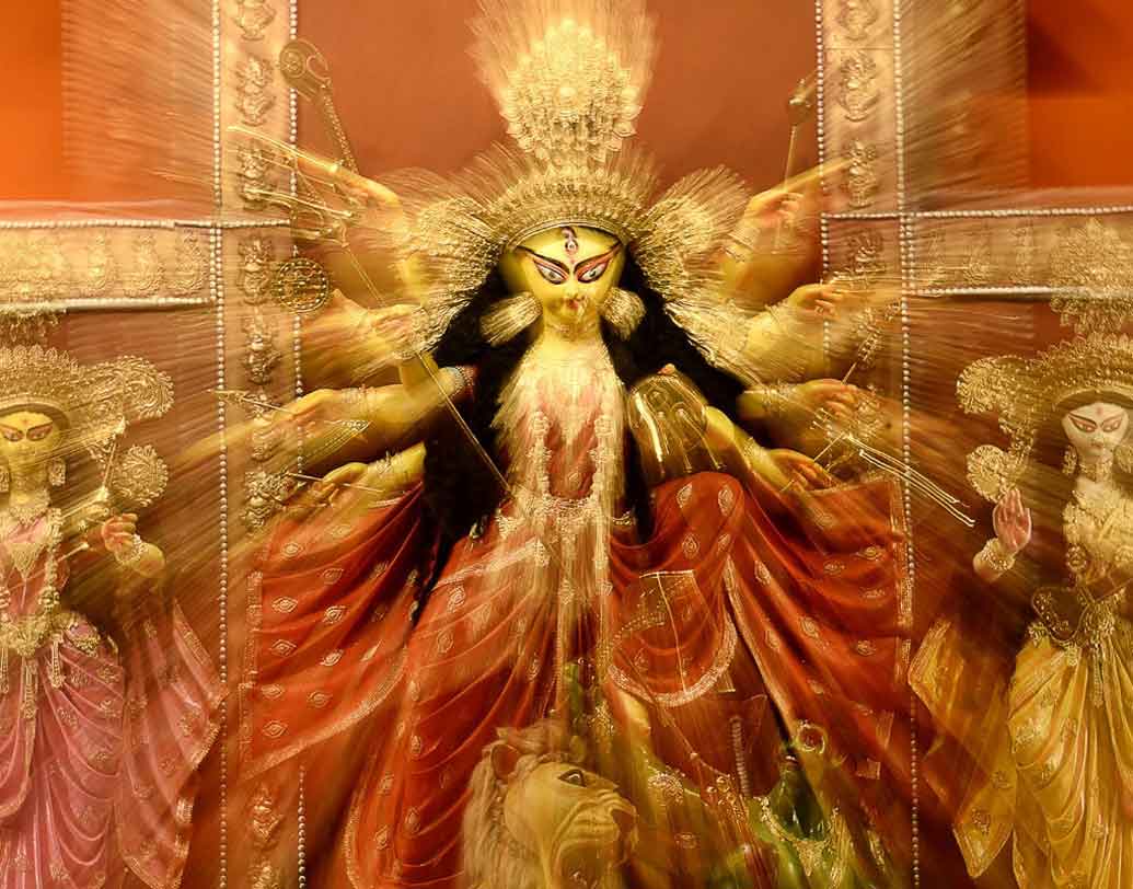 অক্টোবর:
সেপ্টেম্বরের শেষ থেকে আবারও ছুটির শুরু। ২৯ ও ৩০ সেপ্টেম্বর শনি ও রবিবার। ১ অক্টোবর অফিস ম্যানেজ করতে পারলেই ২ অক্টোবর গাঁধী জয়ন্তীর ছুটি। এ বছর লম্বা পুজোর ছুটি রয়েছে ভাগ্যে। ১৩ ও ১৪ তারিখ শনি ও রবিবারের পর ১৫ অক্টোবর সোমবার ষষ্ঠী। ১৯ তারিখ দশমী। এরপর ২০ ও ২১ তারিখ শনি ও রবিবার।