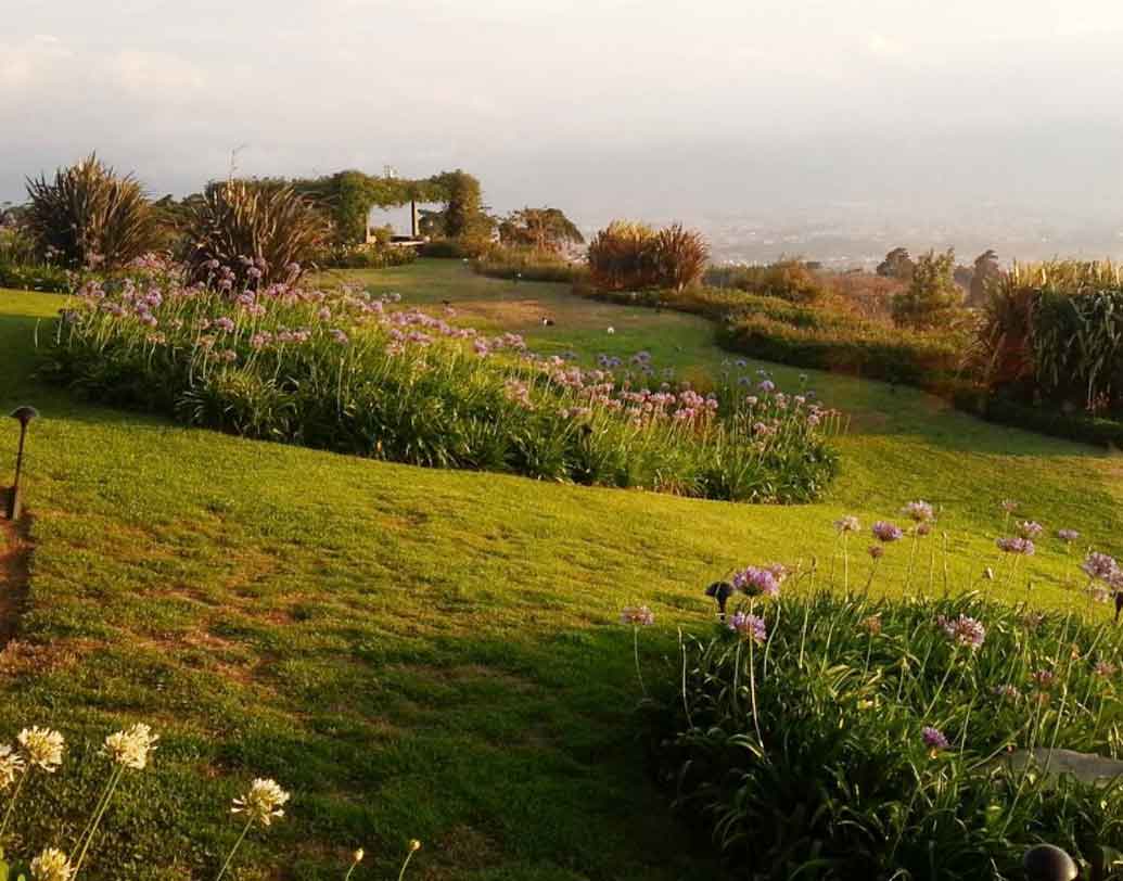 হসেইন্ডা সান্টা ইনস:
কোস্টা রিকার তুরিআলবায় পাহাড় ও ভ্যালিতে ঘেরা ৩০০ একর জমির উপর রয়েছে এই হলিডে ডেস্টিনেশন। প্রায় ১৯ লক্ষ ২ হাজার ৫০০ ডলার এখানকার প্রতি সপ্তাহের ভাড়া।