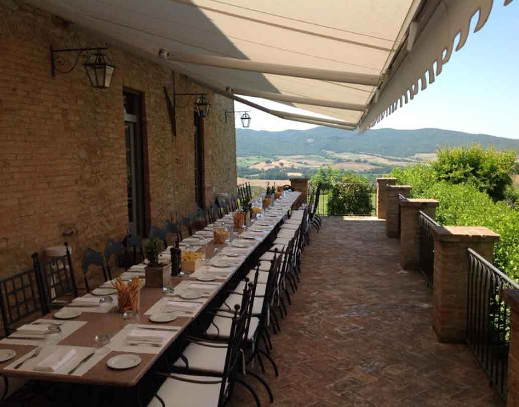 বর্গ ফিনোচ্চিয়েতো:
দ্বিতীয় স্থানে রয়েছে মধ্য তাস্কানির সেইনা প্রদেশের এই হলিডে ডেস্টিনেশন। সেইনা প্রদেশ থেকে ৩০ কিলোমিটার দূরে পাহাড়ের কোলে রয়েছে ৮০০ বছরের পুরনো এই দুর্গ। এখানেই বিয়ের আসর বসেছিল বিরুষ্কার। এই ভিলায় ২২ টি শয়নকক্ষে ৪৪ জন অতিথি থাকতে পারবেন। প্রতি সপ্তাহে এর ভাড়া প্রায় ১৪ লক্ষ ৭ হাজার ৩১২ ডলার।