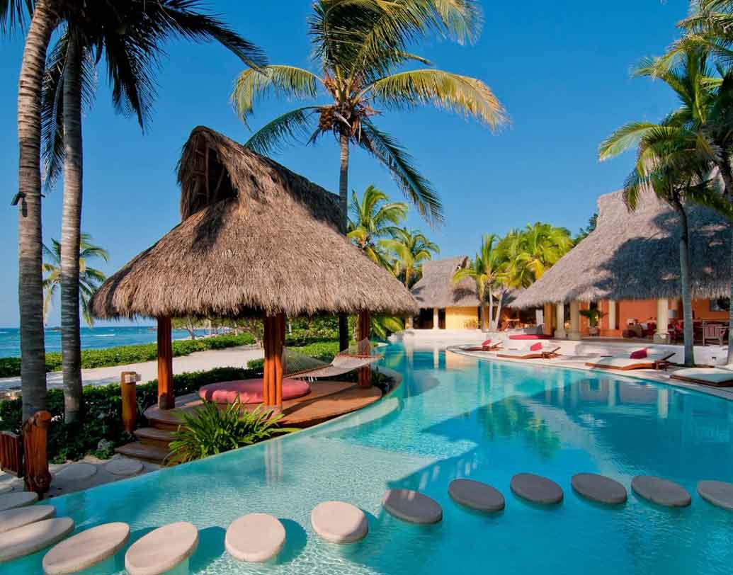 পালমাসোলা:
মেক্সিকোর নীল সমুদ্র ছুঁয়ে রয়েছে বিলাসবহুল এই রিসর্টকে। এক সপ্তাহ এখানে থাকতে আপনার খরচ পড়বে প্রায় ১৪ লক্ষ ডলার।