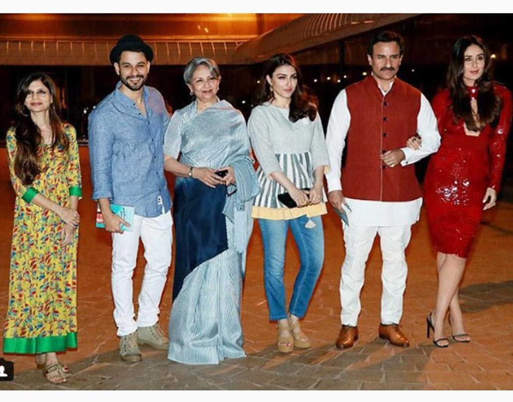 মঙ্গলবার মুম্বইয়ের হোটেল তাজ ল্যান্ডস এন্ডে ‘দ্য পেরিলস অব বিইঙ্গ মডারেটলি ফেমাস’ বইটির উদ্বোধন অনুষ্ঠানে হাজির ছিল গোটা পটৌডী পরিবার। বাঁ-দিক থেকে ছবিতে রয়েছেন, সারা আলি খান, কুণাল খেমু, শর্মিলা ঠাকুর, সোহা আলি খান, সইফ ও করিনা।