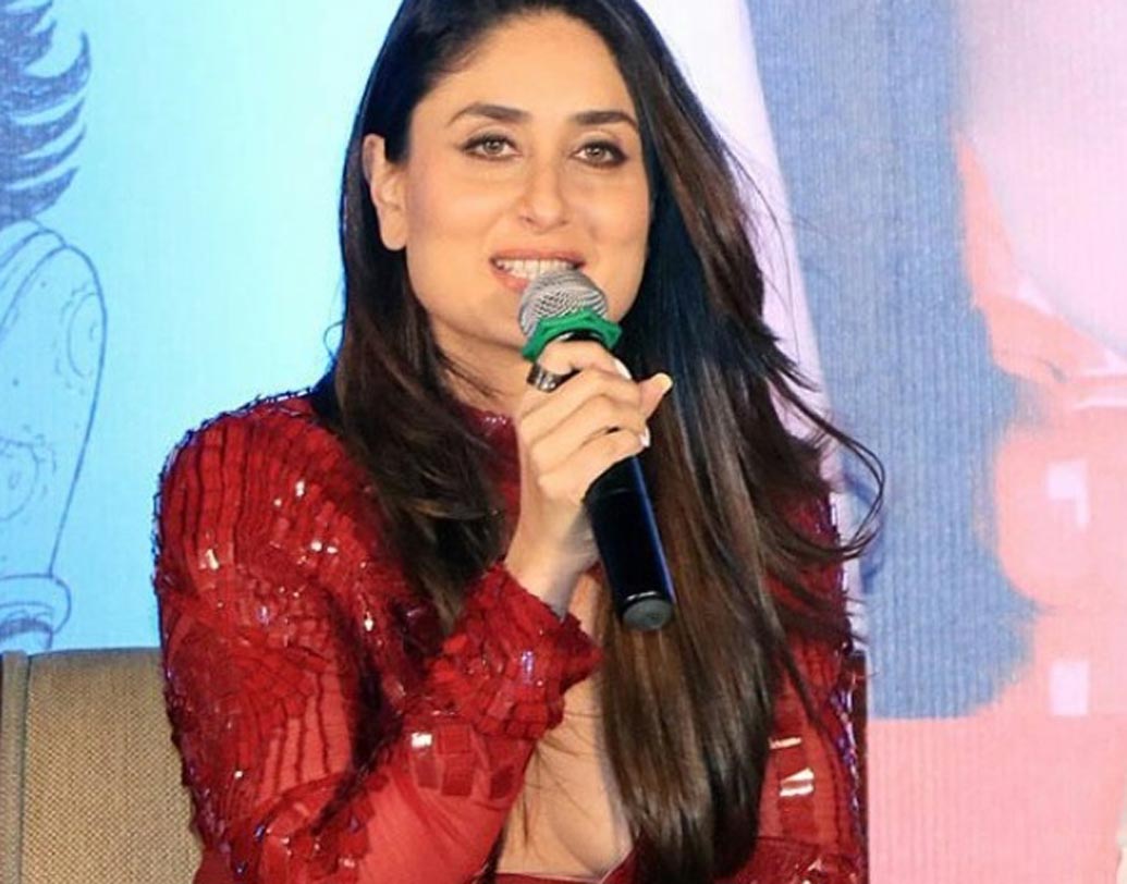 সোহার লেখা বই নিয়ে বক্তব্য রাখছেন করিনা। সব ক্যামেরার ফ্ল্যাশ তখন করিনার উপর।