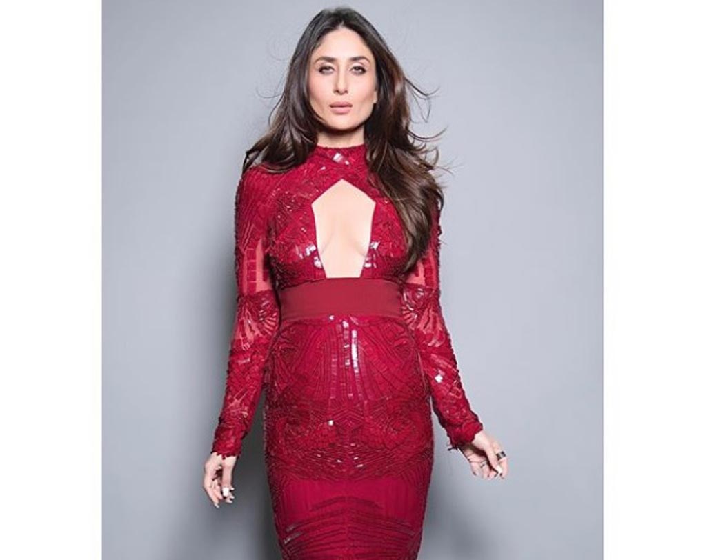 করিনা পরেছিলেন বিভু মহাপাত্রর ডিজাইন করা এই লাল বডিকন ড্রেস। মেক-আপ ও স্টাইল আর্টিস্ট তনয়া ঘাবরি।