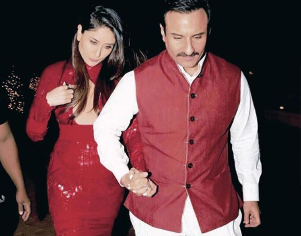 বেগম করিনা যেখানে লাল শর্ট ড্রেসে নজর কেড়েছেন, সেখানে নবাব গিয়েছিলেন একেবারেই চেনা অবতারে। কুর্তা-পাজামার সঙ্গে হাফ-কোটে সইফ আলি খান হাজির হয়েছিলেন অনুষ্ঠানে।