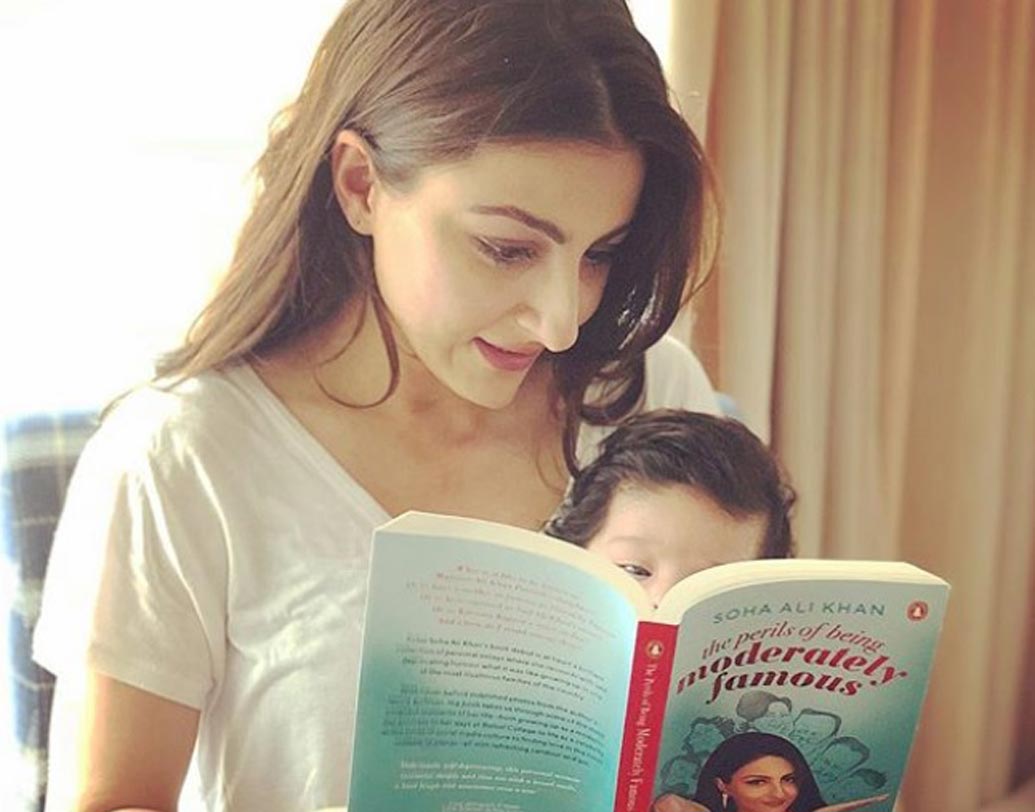 পটৌডী পরিবারের এমন ছবি সোশ্যাল মিডিয়ায় পোস্ট হতেই ভাইরাল হয়েছে। সঙ্গে বাজিমাত করেছে এই ছবি। মায়ের সঙ্গে তাঁর লেখা বই পড়ছে দু’মাসের মেয়ে নাওমি! না, এই ক্লিক নিতান্তই ছবির জন্য।