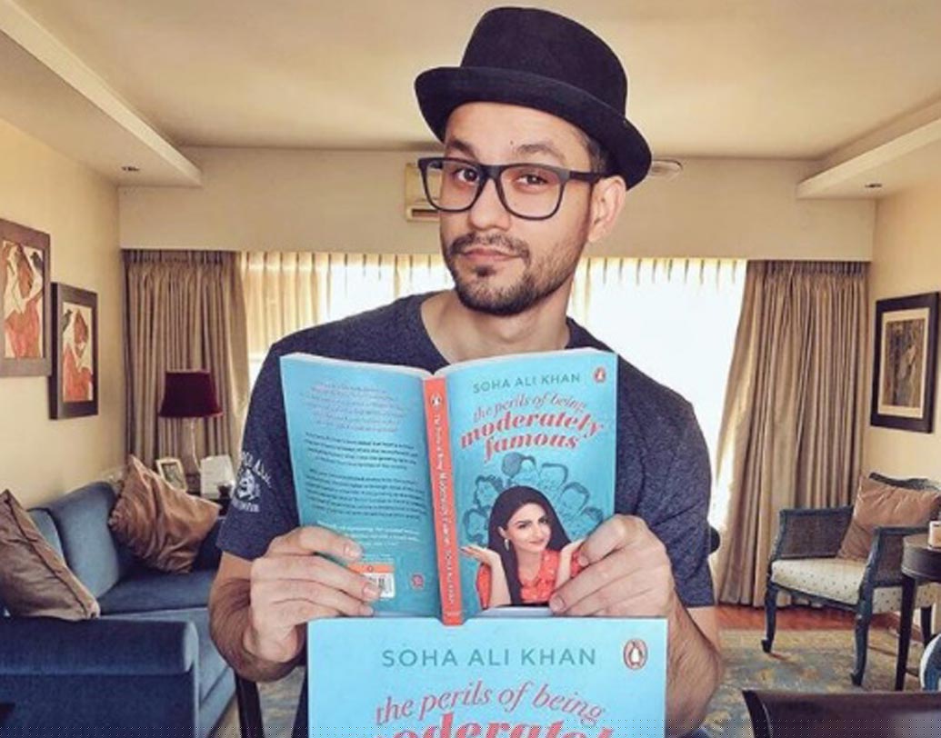 স্বামী কুণাল খেমুও সোহার নতুন বই নিয়ে সমান এক্সাইটেড। তিনি ইনস্টাগ্রামে শেয়ার করেছেন এই ছবি।