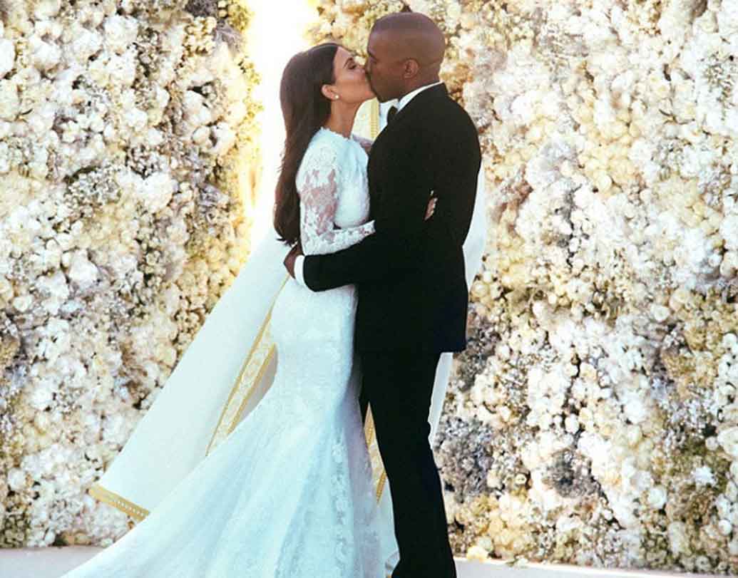 কিম কার্দাশিয়ান ও কেনি ওয়েস্ট:
ডেস্টিনেশন ওয়েডিংয়ের জন্য ইতালিকে বেছে নিয়েছিলেন কিম ও কেনি। ২০১৪ সালে ভেনিসে অবস্থিত ষোড়শ শতকের দুর্গ ফোর্তে দ্যঁ ভেলভদ্যঁরে-তেই বসেছিল এই তারকা জুটির বিয়ের আসর।