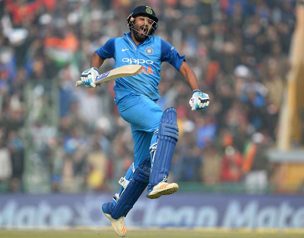 এ দিন মোহালিতে কেরিয়ারের তৃতীয় দ্বিশতরানটি করলেন রোহিত শর্মা।