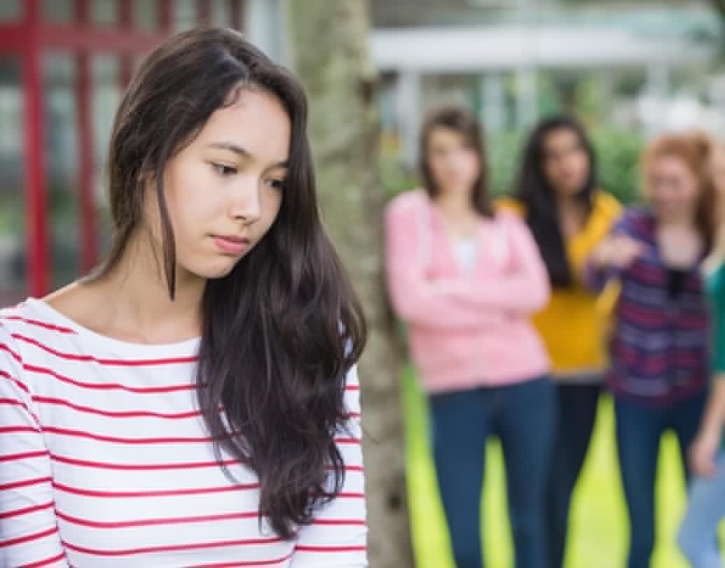 আপনার সব বন্ধুরা বিয়ে করছেন, সম্পর্কে রয়েছেন, সেই কারণে কি আপনিও সম্পর্ক থেকে বেরিয়ে যেতে ভয় পাচ্ছেন? বেরোতে চাইছেন না?