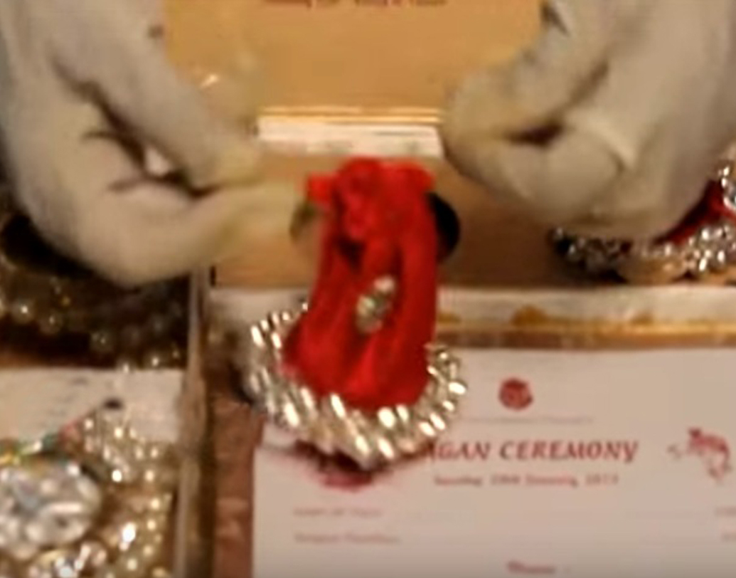 খাঁটি সোনা দিয়ে তৈরি এই বিয়ের কার্ড। শুধু তাই নয়, একাধিক বহুমূল্য পাথরও খচিত রয়েছে এই কার্ডে।