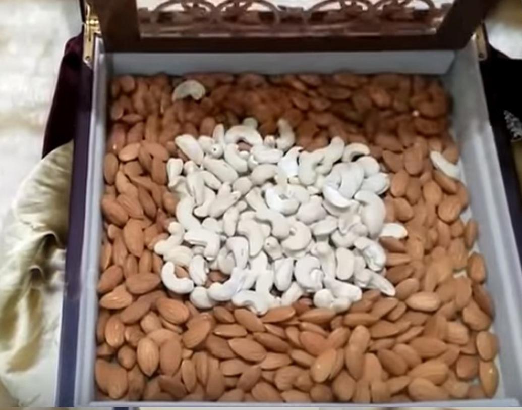 অম্বানীর ছেলের বিয়ের একটি কার্ডের খরচে বিয়ের মোট কার্ডের খরচ হয়ে যায়।