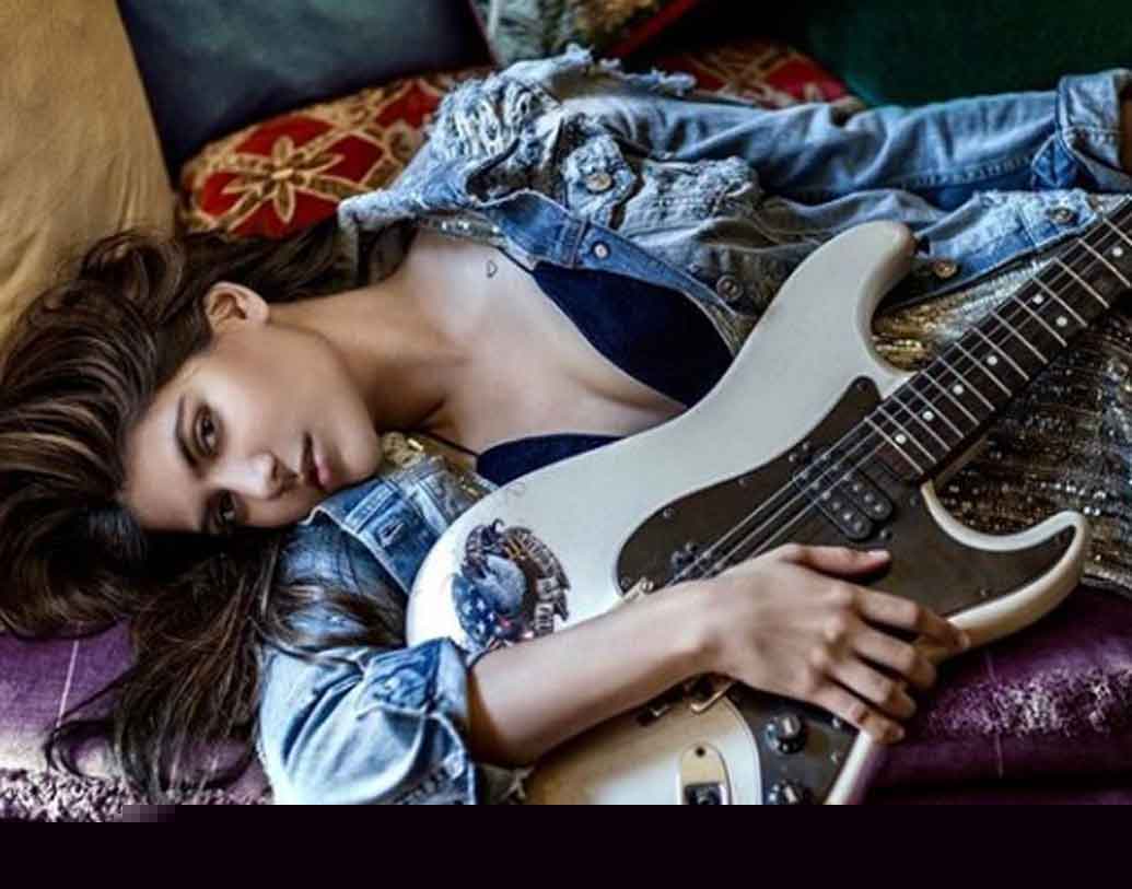 এথনিক ইন্ডিয়ান পোশাকের চেয়ে মিক্স-অ্যান্ড-ম্যাচ ফ্যাশনই পছন্দ অনন্যার। লেহেঙ্গার চেয়ে হুডি, জিনস আর স্নিকার্সই বেশি পছন্দ তাঁর।