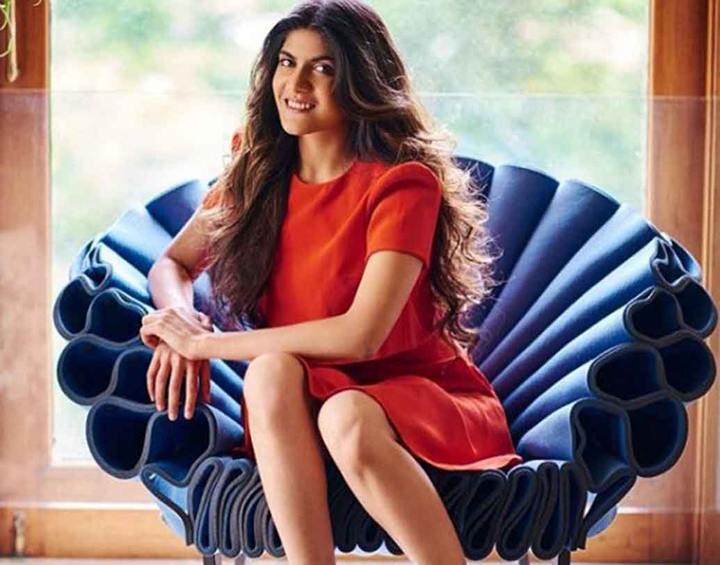 অনন্যার কাছে ওয়ার্ডরোবে মাস্ট হ্যাভ মানেই শর্ট ব্ল্যাক ড্রেস, আর ওয়েল ফিটেড সাদা শার্ট।